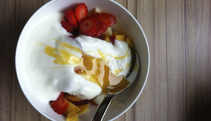 foods yogurt with honey and strawberries