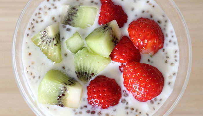 yoghurt-with-kiwi-strawberries-and-chia-seeds