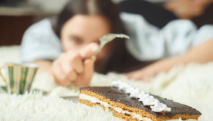 woman-binge-eat-chocolate-cake